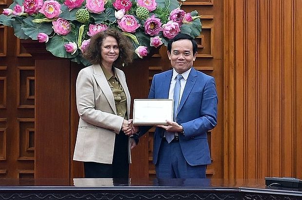 政府副总理陈留光（右）与世界银行驻越南首席代表卡罗琳‧特克女士。（图：海明）