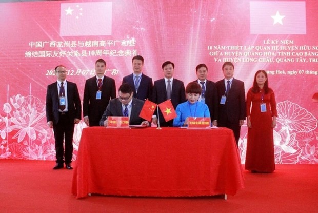 高平省驮隆（Tà Lùng）国际口岸与中国广西龙州县水口镇合作协议签署仪式全景。（图：越通社）
