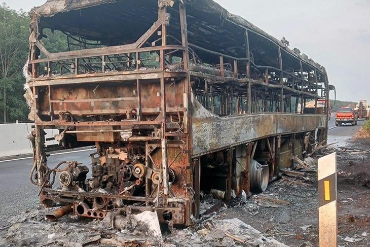 火势熄灭后的卧铺客车只剩残架废铁。（图：CTV）