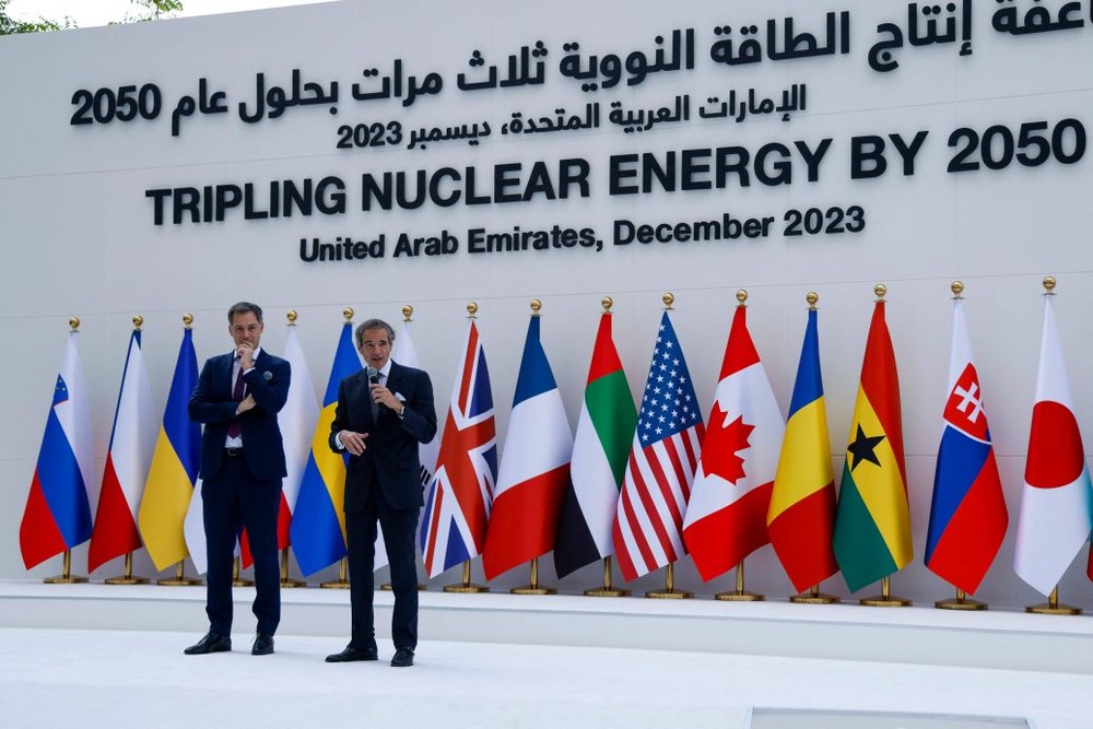 图为2023年12月2日，在COP28大会上，比利时首相德克罗（左）在联合国气候谈判中呼吁，将全球核能容量增加为3倍，作为2050年净零排放努力的一部分。（图：AFP）