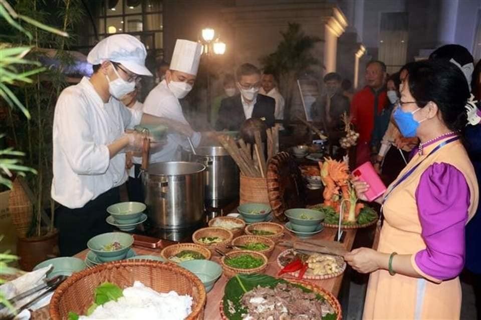 各界人士纷纷前来观赏厨师的烹制技艺，并等待品尝牛肉粉的美味。（图：互联网）
