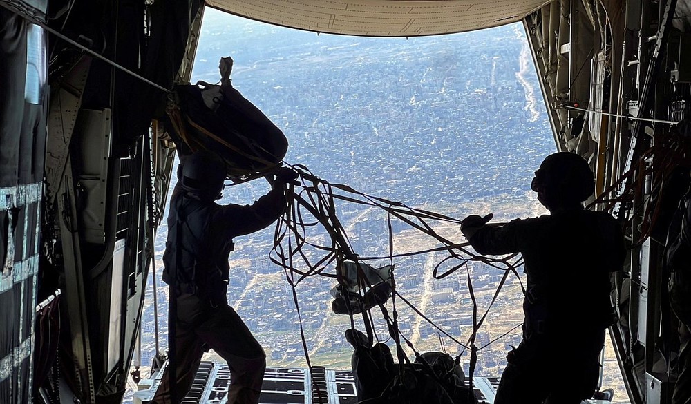3月10日，美国和约旦的空军部队联合向加沙北部空投了逾一万份救援物资。（图：路透社）