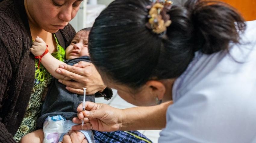 一名五个月大的婴儿在危地马拉上韦拉帕斯的一所卫生中心接受疫苗接种。（图：儿基会）