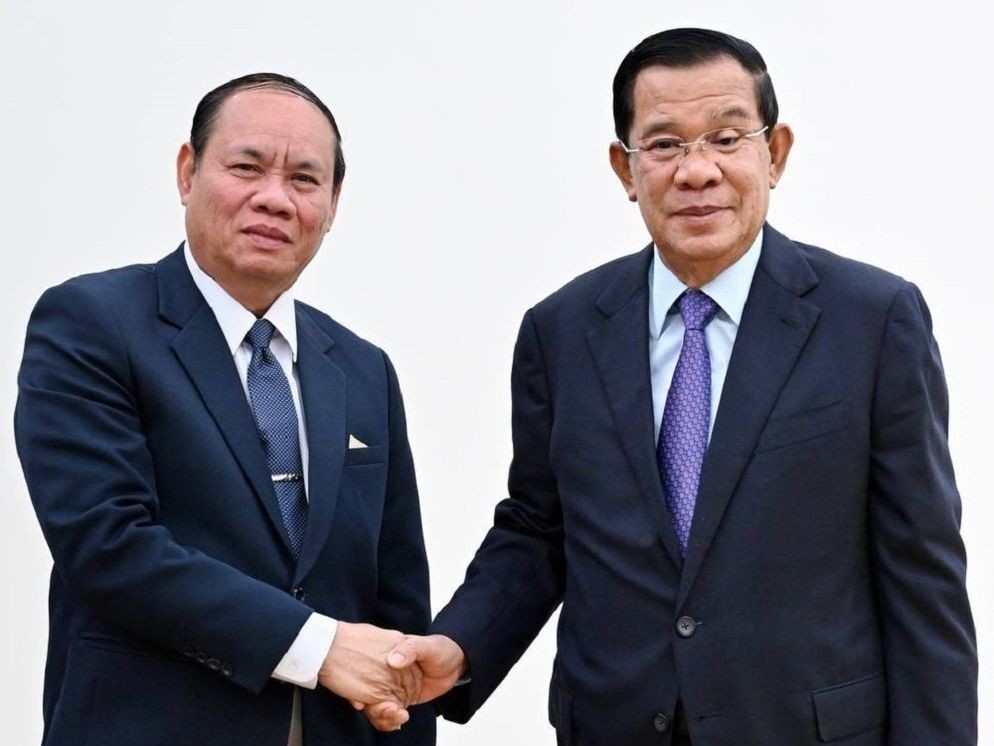 柬埔寨前首相、柬执政党人民党主席洪森（右）与老挝副总理兼公安部部长威莱。（图：柬中时报）