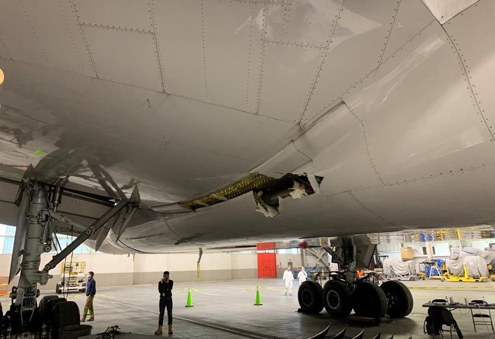 图为2021年2月22日拍摄的出现发动机故障的美国联合航空公司波音777-200客机机翼和机体连接处的受损情况。（图：新华社）