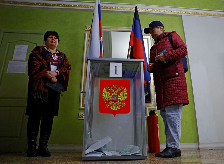 顿涅茨克一民众16日在俄罗斯总统选举投票站投票。（图：路透社）