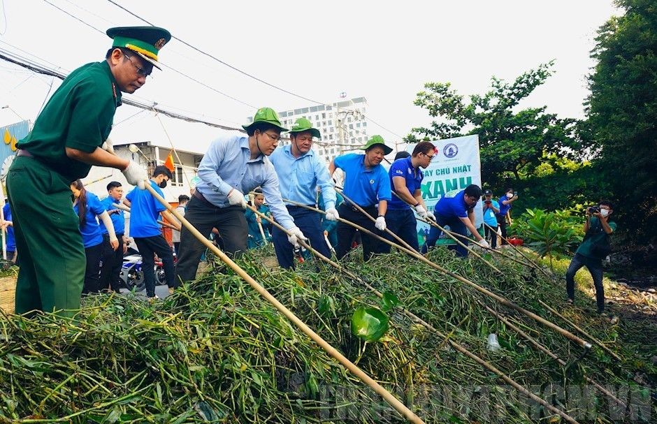 代表们在第十二郡盛禄坊丝瓜涌边清理垃圾疏通水流。（图：市党部新闻网）