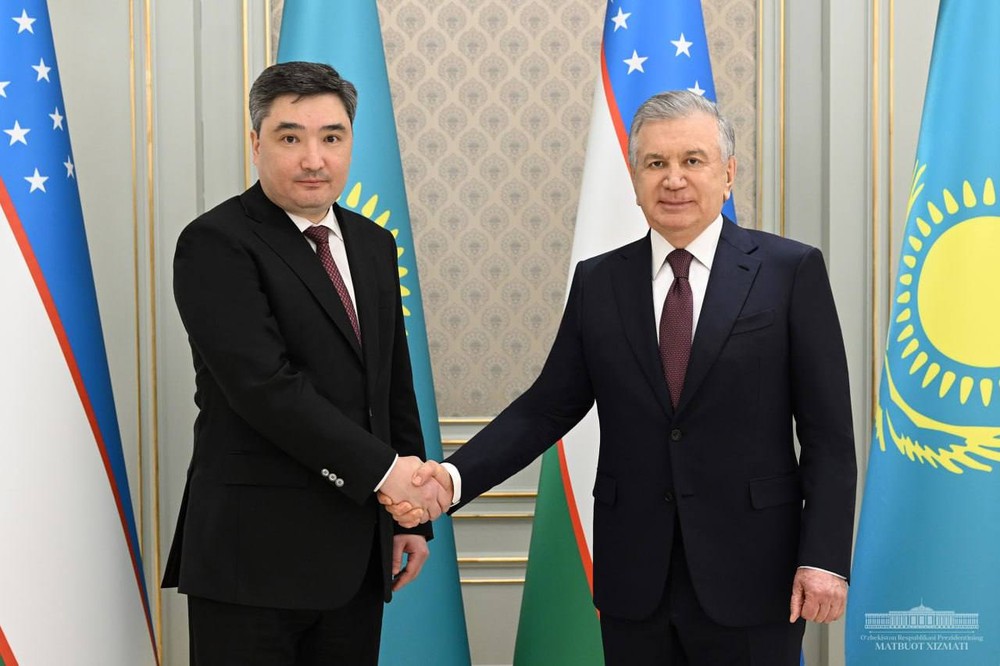 哈萨克斯坦总理别克捷诺夫（左）与乌兹别克斯坦总统米尔济约耶夫。（图：互联网）
