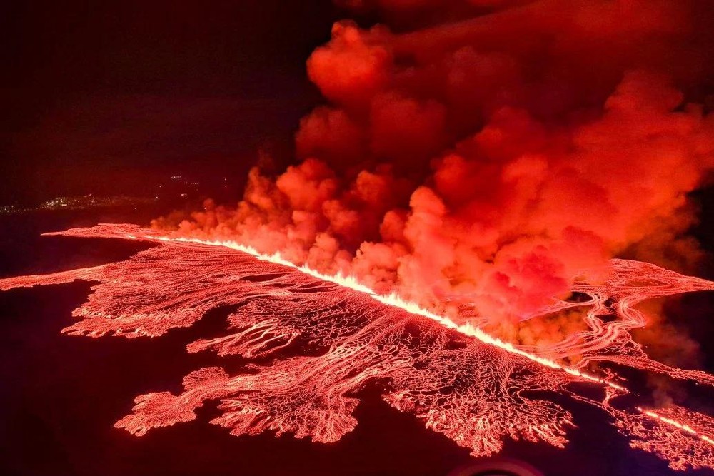 冰岛海岸警卫队发布的照片显示，滚滚浓烟和流动的熔岩从新的裂缝中涌出。（图：AFP）