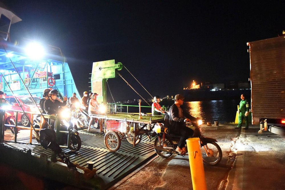 凌晨零时的晚班渡轮把劳动者往返胡志明市与同奈省十分繁忙。