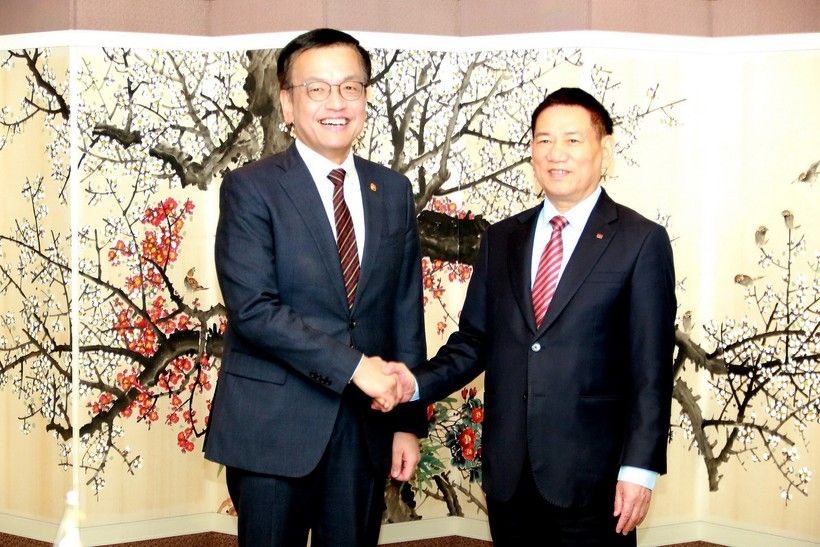 韩国副总理兼企划财政部长崔相穆接见越南财政部长胡德福。