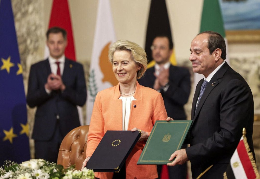 埃及总统塞西（右一）和欧盟委员会主席冯德莱恩17日下午在开罗签署合作协议。（图：Getty Images）