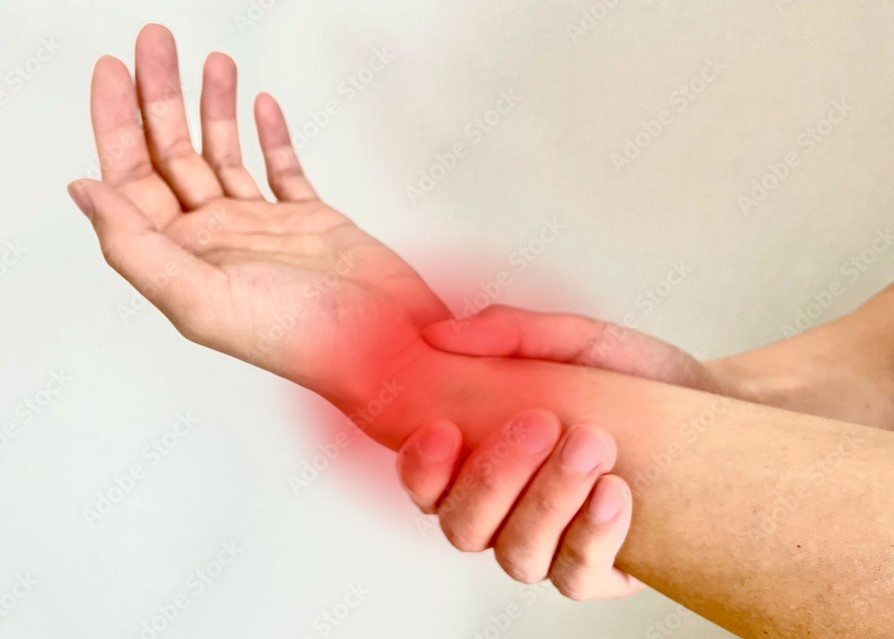 刷手机腕根有压痛，拇指一动哢哒响是腱鞘炎？