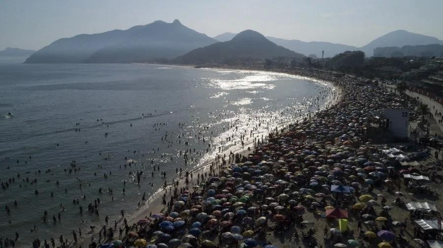 巴西里约热内卢遭热浪袭击，当地一处海滩上周日出现大批人潮。（图：法新社）