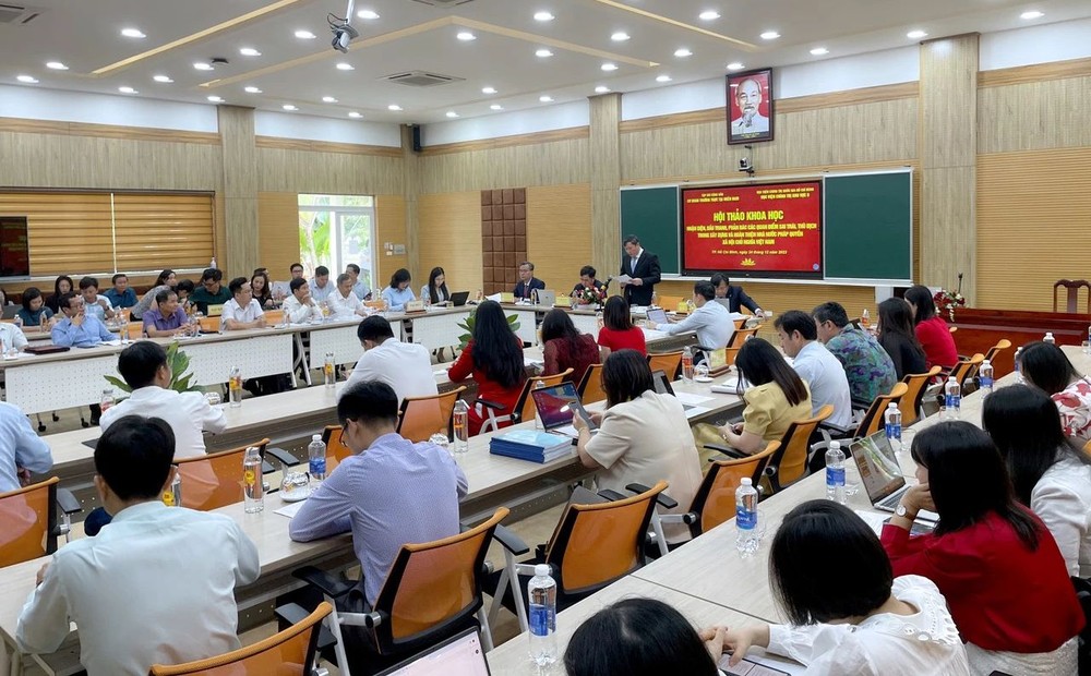 “在建设与完善越南社会主义法权国家中识别、斗争和驳斥错误、敌对观念点”科研会全景。