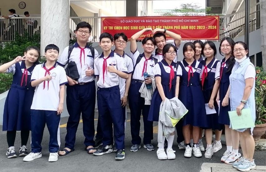 华人子弟参加市九年级优秀生考试