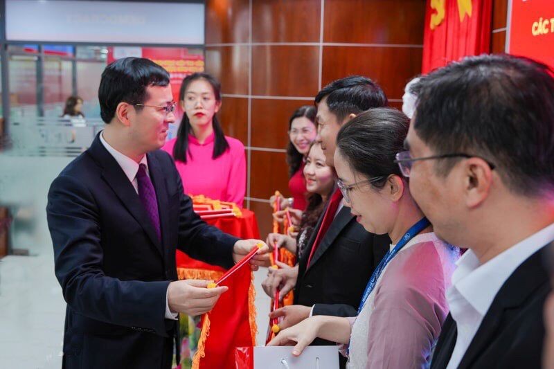 中国驻胡志明市总领事馆副总领事徐州向各参赛院校送上纪念锦旗和礼品。