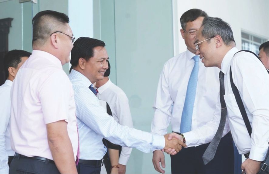 滀臻省人委会主席陈文楼(左二)接见前来寻找商梼的中国企业代表团。