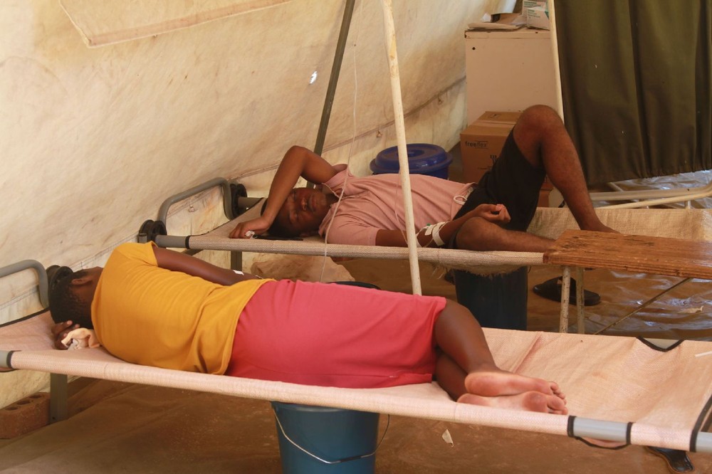 图为2023年11月19日，在津巴布韦哈拉雷库瓦扎纳区一处诊所，霍乱患者接受治疗。（图：新华社） 