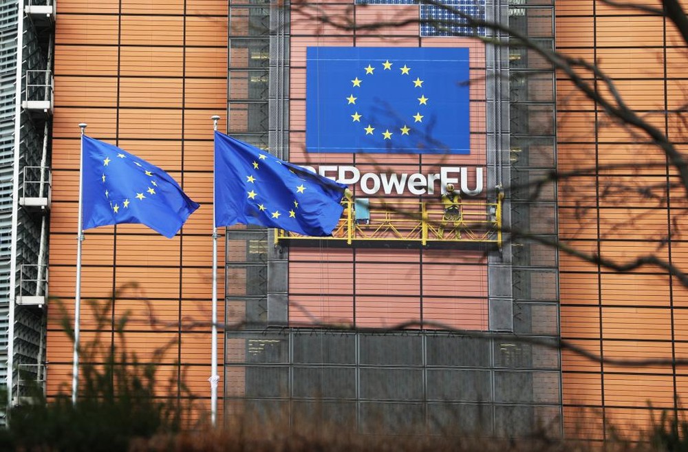 图为2023年11月15日在比利时布鲁塞尔拍摄的欧盟委员会总部大厦一角。（图：新华社）
