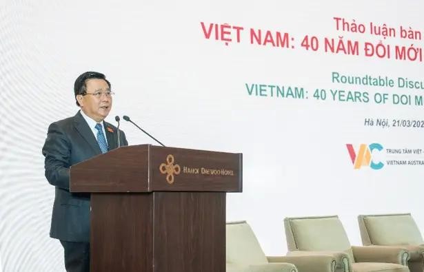 胡志明国家政治学院长阮春胜在研讨会上致词。（图：VTV）