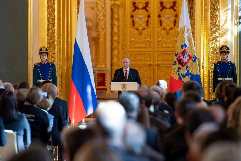 3月20日，俄罗斯总统普京（中）在莫斯科克里姆林宫与其竞选团队代表举行见面会。（图：新华社）