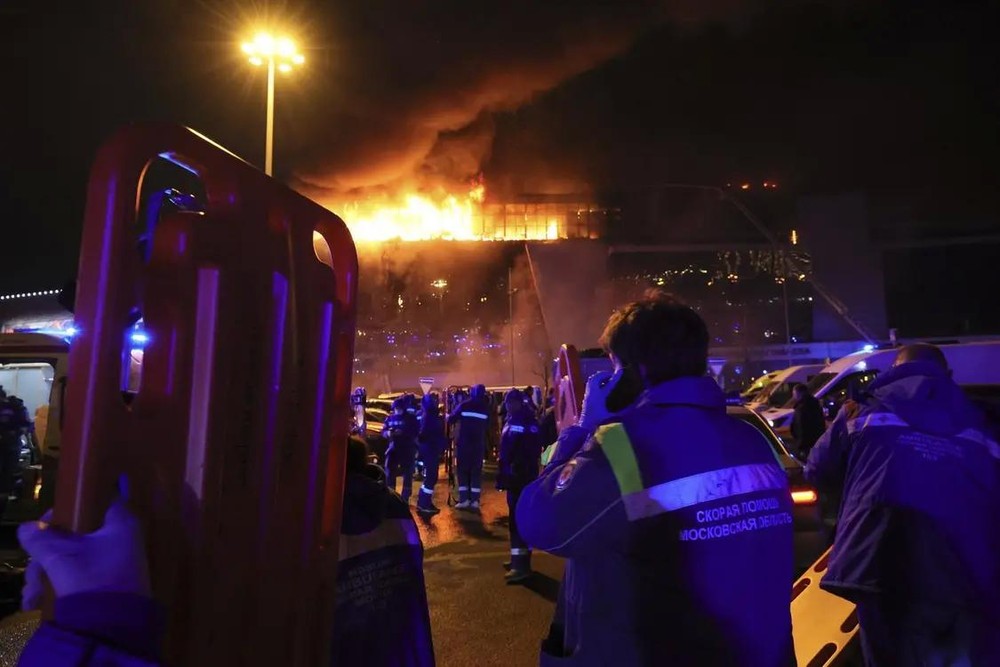 当地时间3月22日，俄罗斯莫斯科近郊，克罗库斯城音乐厅遭遇恐怖袭击燃起大火。（图：AP）