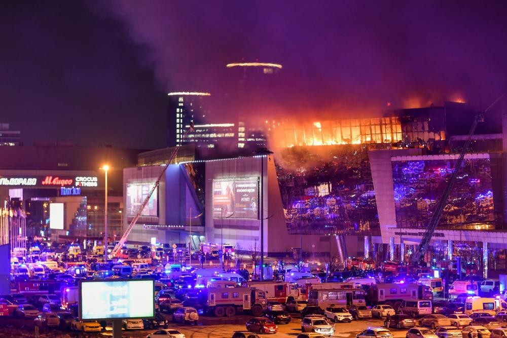 俄罗斯莫斯科近郊克拉斯诺戈尔斯克市一音乐厅发生枪击事件后引发火灾。（图：新华社）