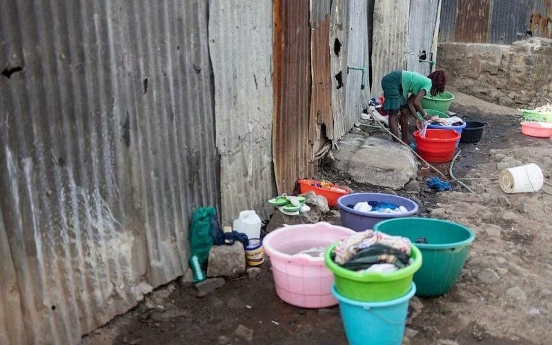 肯尼亚水资源紧张。3月21日，肯尼亚内罗毕玛塔雷贫民窟内的一名妇女正在洗衣服。（图：AFP）
