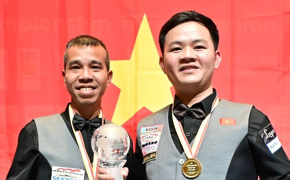陈决战（左）及包方荣为越南台球创下新里程牌。（图源：互联网）