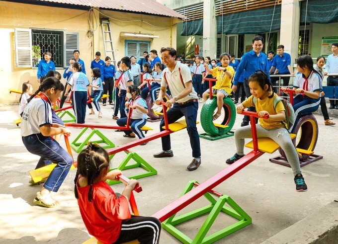 安仁西小学生们在共青团团员建设的儿童遊乐场玩耍时充满喜悦。