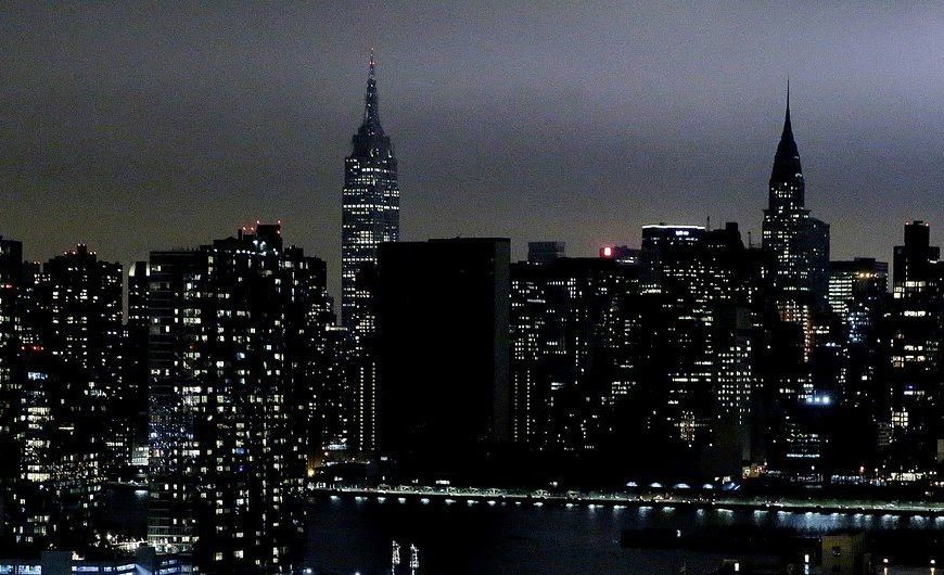 联合国纽约总部熄灯，参与“地球一小时”公益节能活动。（图：联合国）