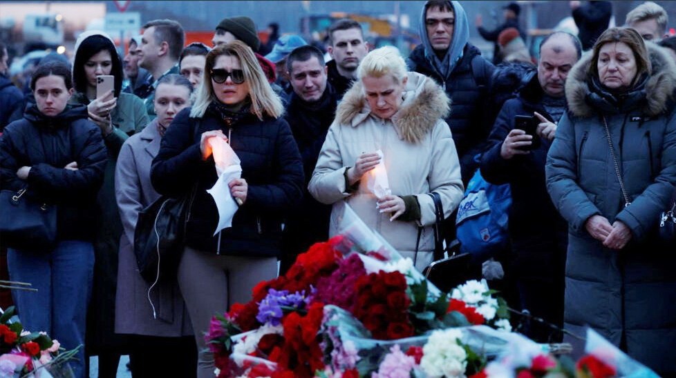 市民献花悼念莫斯科近郊恐袭事件遇难者。（图：路透社）