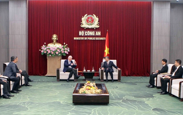 越南共产党中央政治局委员、公安部部长苏霖大将和美国哈佛大学肯尼迪学院高级顾问托马斯·瓦利利教授。（图：越通社）