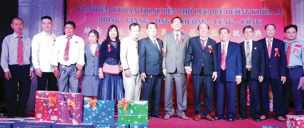 六桂堂宗祠第十三届理监事会就职联合照，右第五位为方南理事长。