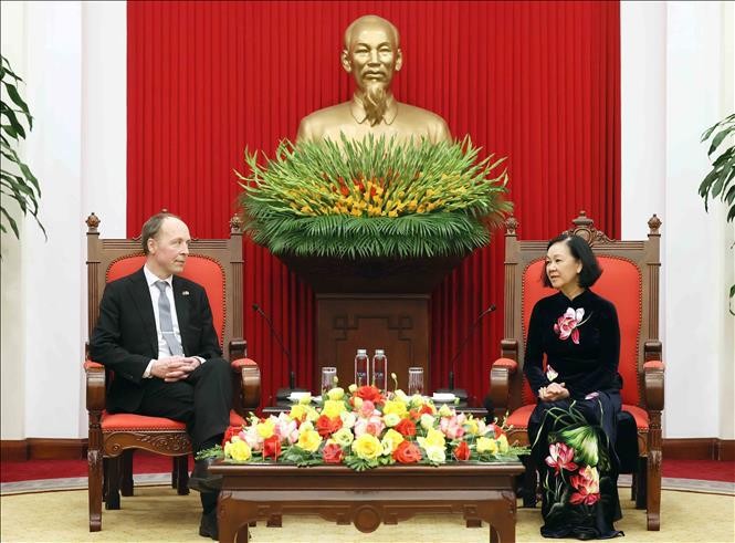 越南共产党中央书记处常务书记张氏梅（右）会见芬兰议会议长。（图：越通社）