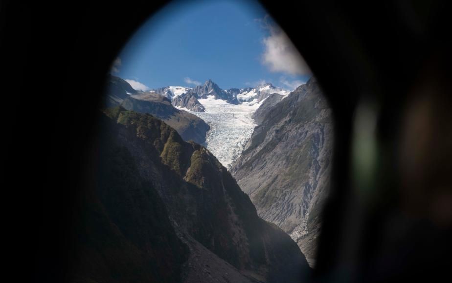 这是3月24日从直升机上拍摄的新西兰南岛西海岸福克斯冰川。（图：新华社）