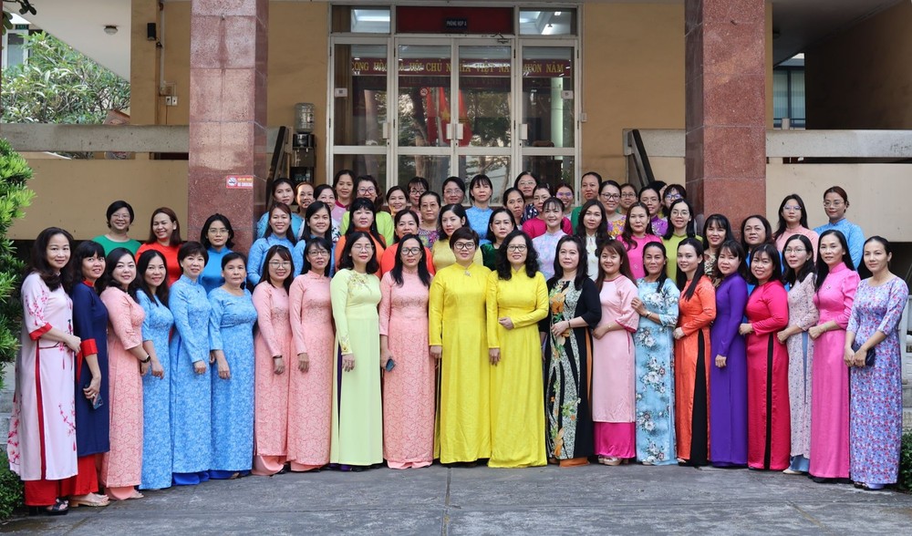 第五郡领导、干部响应2024年第十次胡志明市越南长衫节。