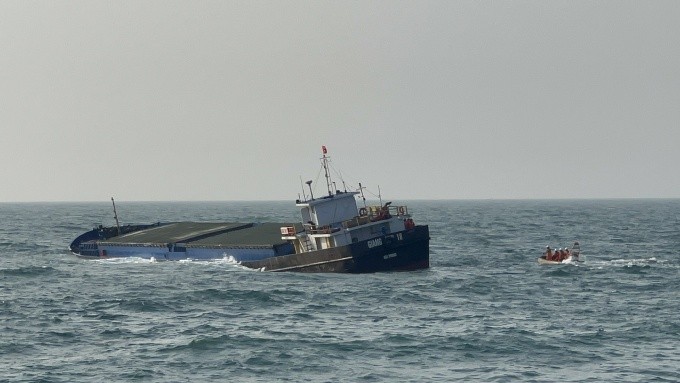救护队伍接近江英18号船，开展应急救援工作。（图：VMRCC）