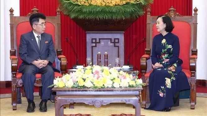 中央组织部长张氏梅（右）接见朝鲜最高人民会议主席金成南