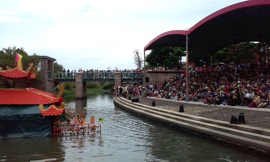 黄英俊先生的金龙水上木偶剧院参加中国台湾国际戏剧节演出。