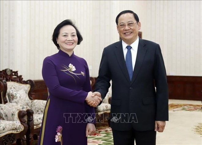 老挝总理宋赛·西潘敦亲切会见越南内务部部长范氏清茶。（图：越通社）