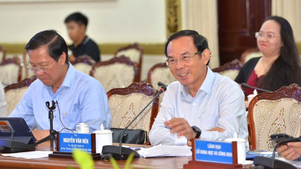 市人委会主席潘文迈与市委书记阮文年出席会晤。（图：高昇）