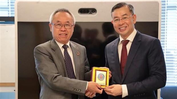 越南国家审计长吴文俊（右）与联合国主管经济和社会事务的副秘书长李军华。（图：越通社）