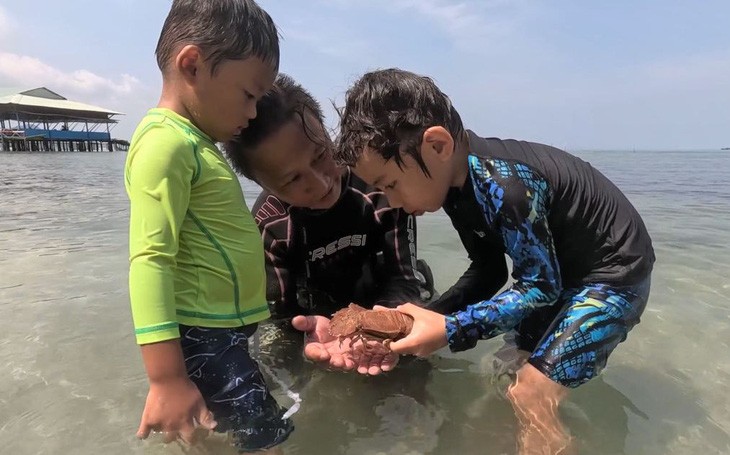 儿童参加Feed the ocean放生蝉虾的活动。