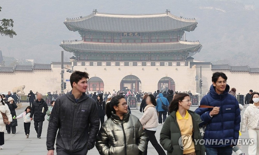 3月3日，市民和外国游客游览首尔光化门广场。（图：韩联社）
