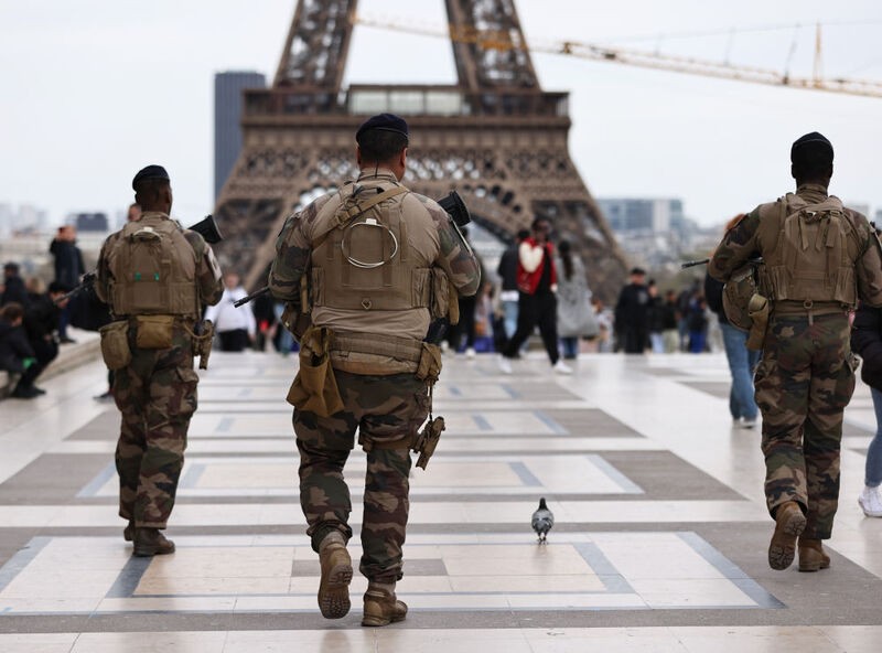 3月25日，法国士兵在巴黎特罗卡德罗广场附近巡逻警戒。（图：新华社）