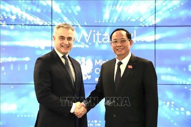 越南国会副主席陈光方上将与副总理兼数字化部长合影。（图：越通社）