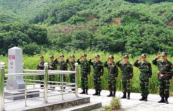 霍隆（Huổi Luông）边防屯官兵向第65界碑敬礼。（图：全民国防杂志）