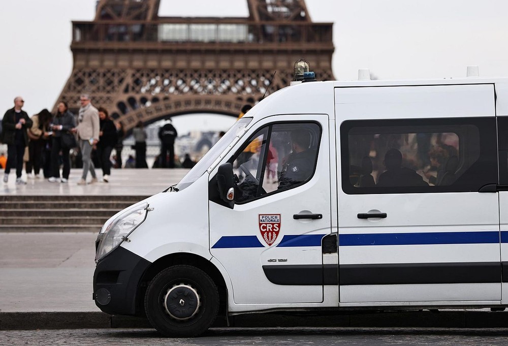 法国警察在巴黎特罗卡德罗广场巡逻警戒。（图：新华社）